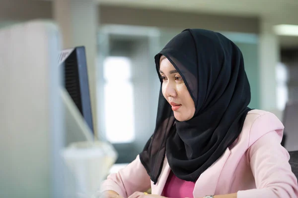 Jonge Arabische Kantoordame Hijab Kantoor Portret Van Een Jonge Moslimzakenvrouw — Stockfoto