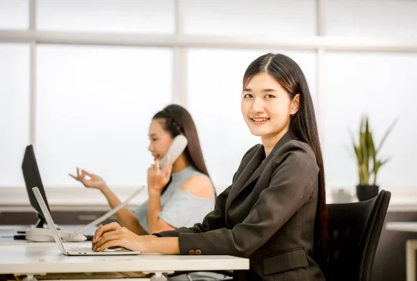 Smiling Asian Officer Woman Relax Office Looking Camera Young Business — Stockfoto