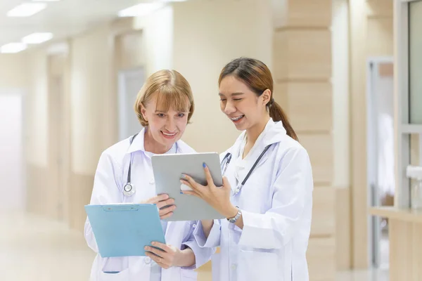 Equipo Médico Discutiendo Sobre Tableta Digital Hospital Conceptos Medicina Salud —  Fotos de Stock