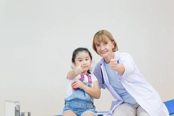 Medico Femminile Bambina Carina Mostrando Pollici Ragazzo Consulto Dal Pediatra — Foto Stock