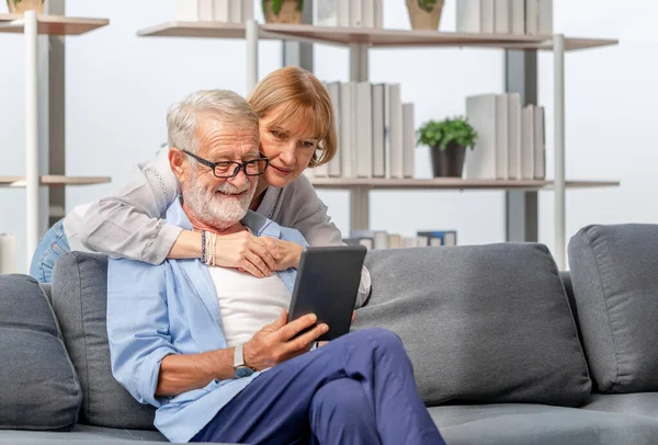 Portret Van Vrolijk Senior Paar Woonkamer Oudere Vrouw Een Man — Stockfoto