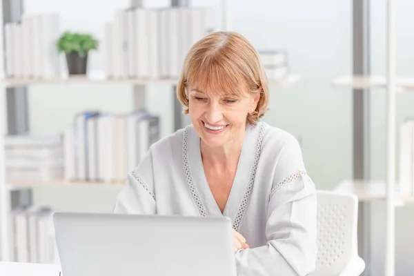 Portret Van Vrolijke Vrouw Met Behulp Van Laptop Smartphone Thuis — Stockfoto