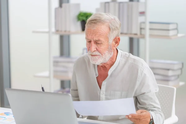 Bezorgde Oudere Man Die Hun Rekeningen Controleert Gepensioneerde Oudere Oude — Stockfoto