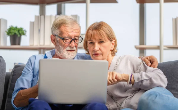 Volwassen Vrouw Senior Man Met Behulp Van Laptop Woonkamer Portret — Stockfoto