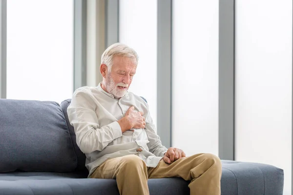 Homem Sênior Pressiona Mão Peito Tem Ataque Cardíaco Sofre Dor — Fotografia de Stock