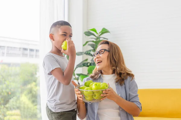 Bambino Che Mangia Mela Verde Nonna Nipoti Con Mela Soggiorno — Foto Stock