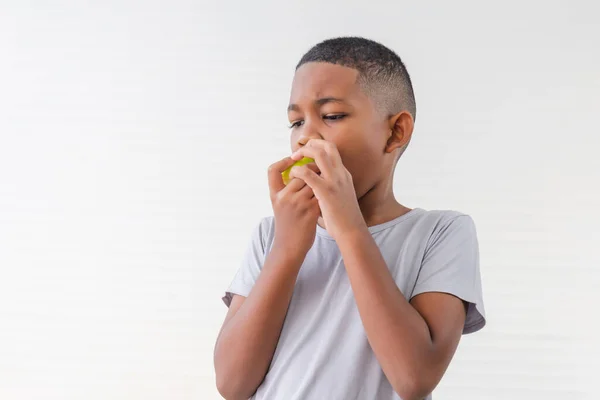 Criança Criança Comendo Fruta Maçã Verde Criança Brincando Comendo Uma — Fotografia de Stock