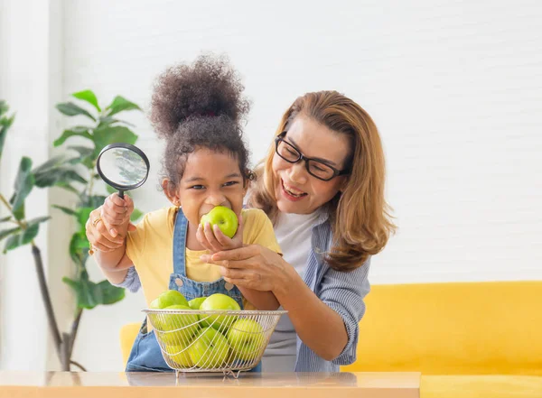 Allegro Figlia Madre Con Mela Frutta Cucina Bambina Nonna Con — Foto Stock