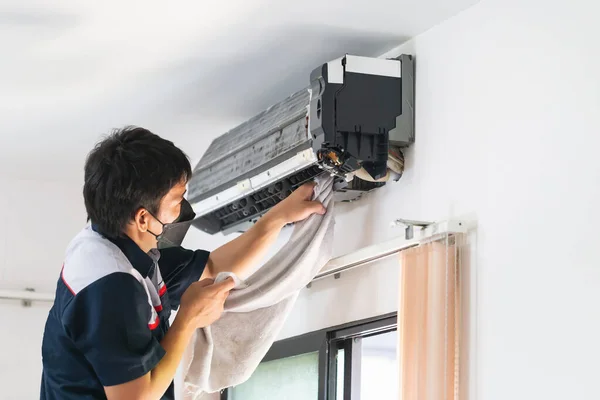 Male Technician Cleaning Air Conditioner Indoors Repairman Washing Dirty Compartments — Stockfoto