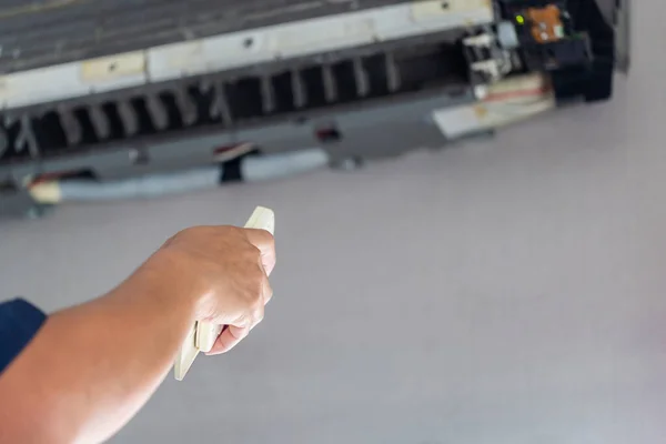 Male Technician Turn Air Conditioner Remote Control Male Technician Fixing — Foto Stock