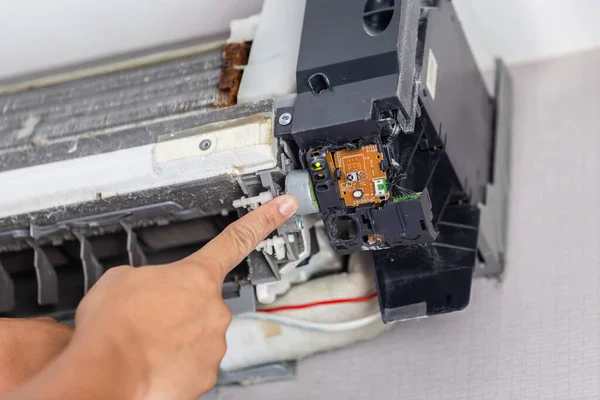 Male Technician Fixing Compartments Modern Air Conditioner Male Technician Cleaning — Fotografia de Stock