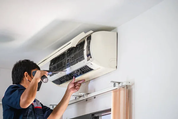 Male Technician Using Screwdriver Fixing Modern Air Conditioner Male Technician — стоковое фото