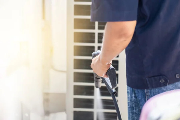 Repairman Washing Dirty Compartments Air Conditioner Male Technician Cleaning Air — Fotografia de Stock