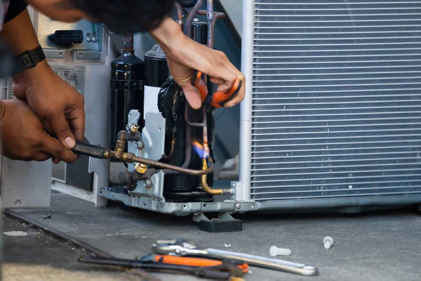 空调维修小组使用燃料气体和氧气焊接或切割金属 氧气燃料焊接和氧气燃料切割工艺 地板修理人员固定空调系统 — 图库照片