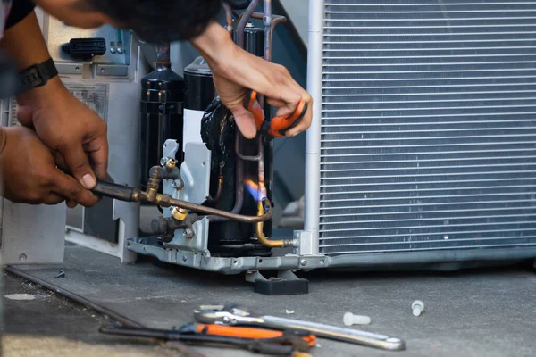 Air Conditioning Repair Team Use Fuel Gases Oxygen Weld Cut — Stock Photo, Image