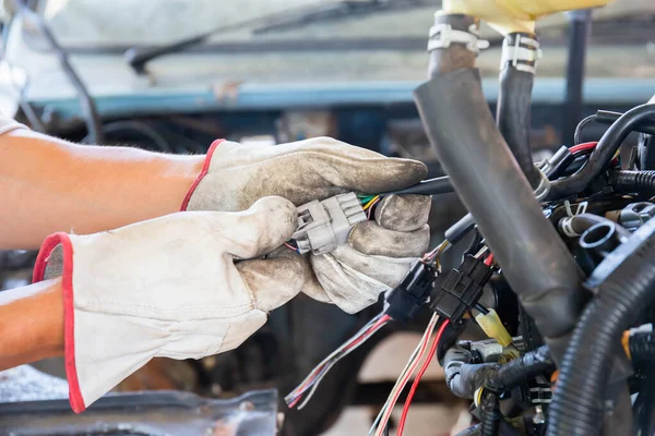 Mecánico Automático Haciendo Servicio Mantenimiento Automóviles Cableado Del Coche Con —  Fotos de Stock