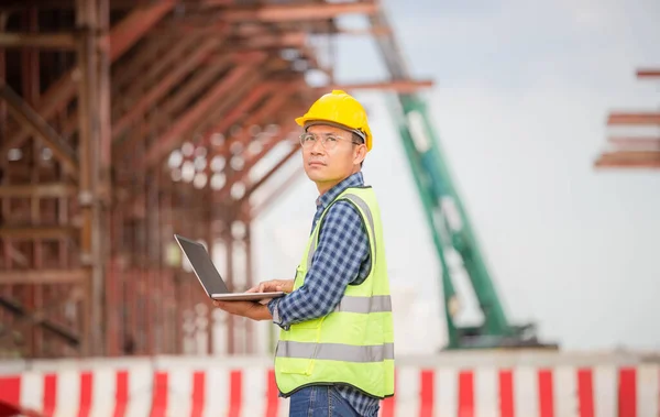 Engineer Checking Project Building Site Man Hardhat Laptop Infrastructure Construction — ストック写真