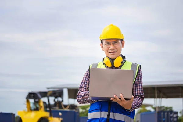 Engineer Man Laptop Checking Inspect Container Foreman Hardhat Safety Vest — Foto Stock