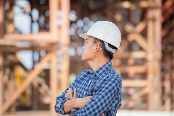 Engineer Checking Project Building Site Man Hardhat Arms Crossed Infrastructure — ストック写真