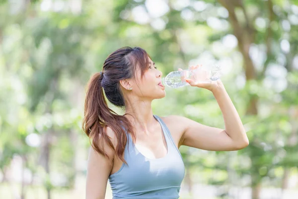 Athlète Jeune Belle Femme Boire Eau Partir Une Bouteille Plastique — Photo