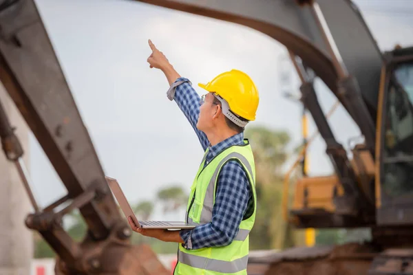 Foreman Hardhat Laptop Infrastructure Construction Site Engineer Checking Project Building — ストック写真