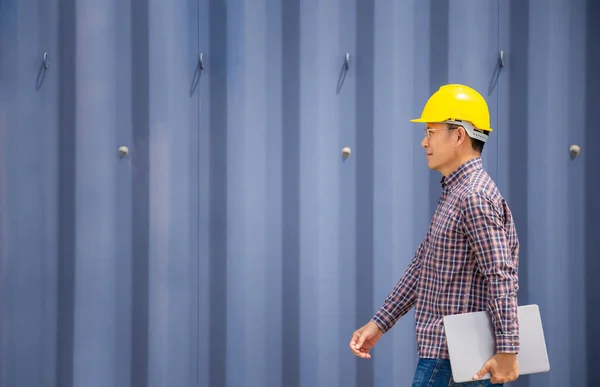 Engineer Walking Shipping Container Yard Dock Foreman Worker Controlling Work — ストック写真