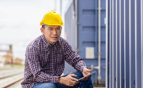 Relaxing Engineer Man Industry Containers Cargo Foreman Dock Worker Hardhat — Foto Stock