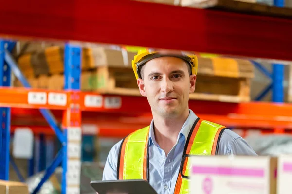 Sorrindo Trabalhador Armazém Com Tablet Digital Verificando Inventário Armazém Trabalhadores — Fotografia de Stock