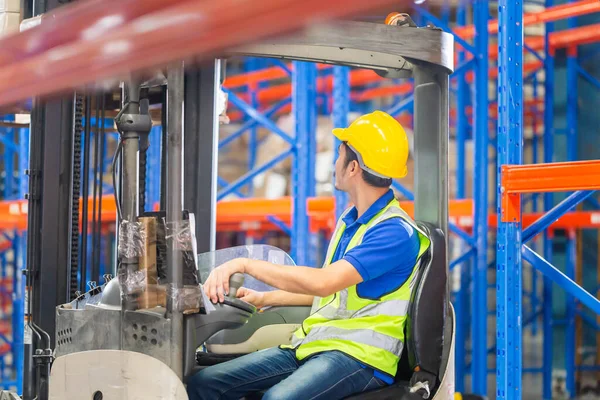 Forklift işçisi, depoda çalışan elle çalışan işçiler depo forklift yükleyicisinde çalışan işçiler.