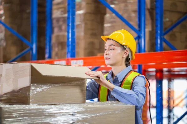 Female Warehouse Worker Working Distribution Warehouse Distillery Packaging Worker Inspecting — Fotografia de Stock