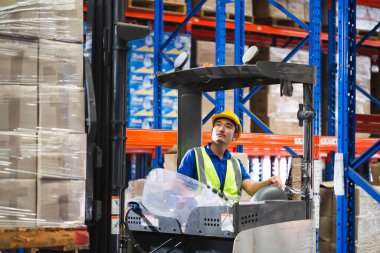 Forklift işçisi, depoda çalışan elle çalışan işçiler depo forklift yükleyicisinde çalışan işçiler.