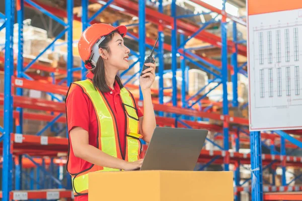 Warehouse Worker Working Factory Warehouse Industry Using Radio Talking Communication — Fotografia de Stock