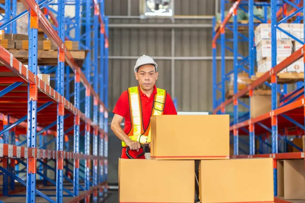 Worker Man Using Hand Pallet Jack Unloading Package Boxes Factory — Fotografia de Stock