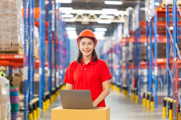 Warehouse Worker Working Factory Warehouse Industry Using Laptop Cheerful Young — Φωτογραφία Αρχείου