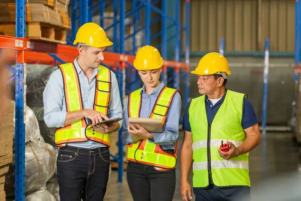 Manager Supervisor Taking Inventory Warehouse Foreperson Making Plans Warehousemen Workers — ストック写真