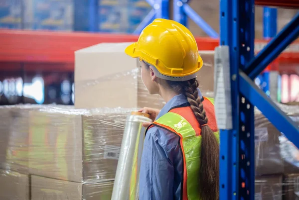 Female Worker Wrapping Boxes Stretch Film Warehouse Worker Wrapping Stretch — Fotografia de Stock