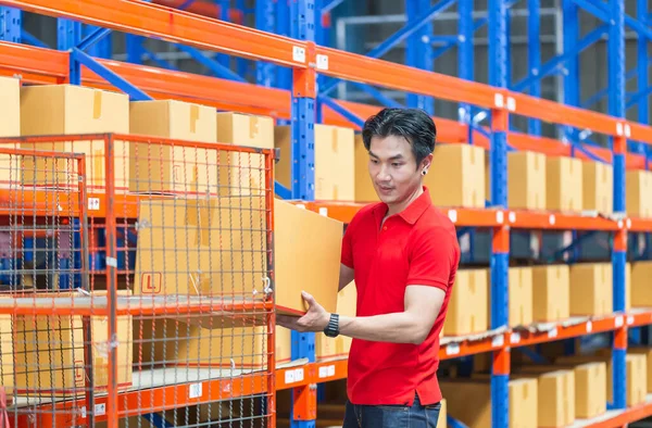 Working Factory Warehouse Warehouse Worker Holding Cardboard Box Warehouse Worker — Fotografia de Stock