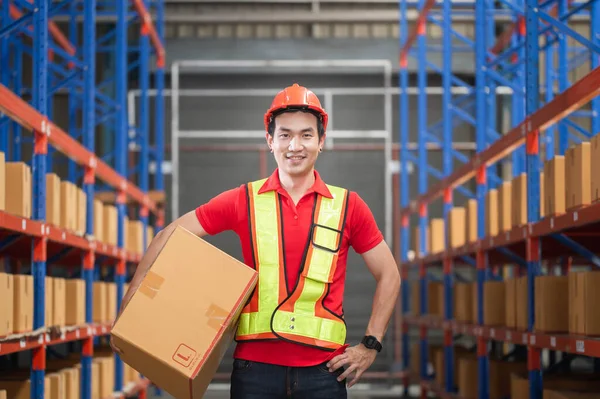 Male Worker Hardhat Holding Cardboard Box Walking Retail Warehouse Warehouse — Fotografia de Stock