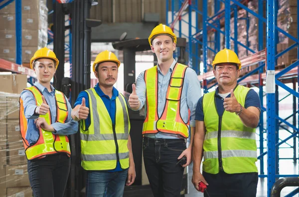 成功チームワークの概念は フォアマンの労働者チームは倉庫 マネージャーと労働者の専門家チームに親指を示すことで笑顔 — ストック写真
