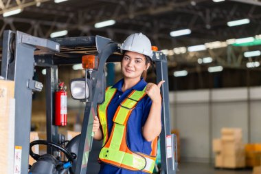 Neşeli kadın forklift, depoda çalışan manüel işçiler depo forklift yükleyicisinde çalışan işçi.