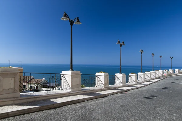 Strandpromenaden i rodi garganico Apulien Royaltyfria Stockfoton