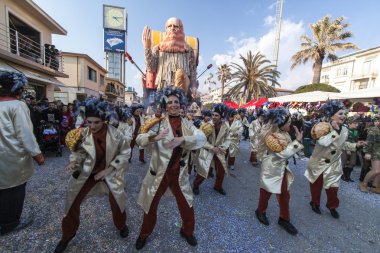 alegorik chariot adlı viareggio karnaval geçit töreni sırasında dans