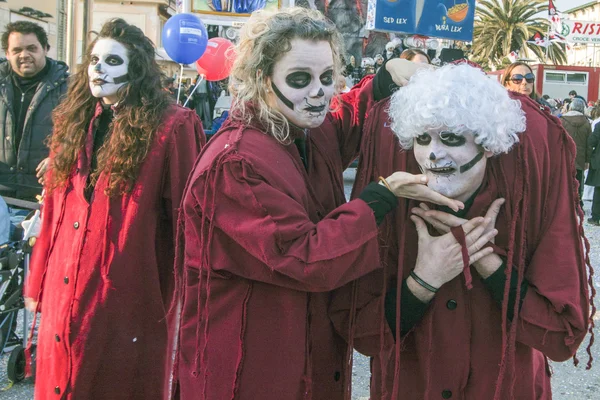 Замасковані особи під час параду алегоричні Колісниця в Viareggio карнавал — стокове фото