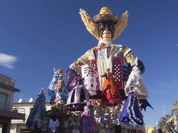 Viareggio, Italië - 2 februari: allegorische drijven op de kwestie — Stockfoto