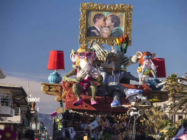 Viareggio, İtalya - 2 Şubat: Dünya hakkında alegorik float