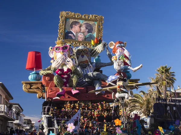 VIAREGGIO, ITALY - FEBRUARY 2: allegorical float about the wor — Stock Photo, Image