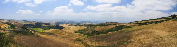 Panoramik manzaralarını sunan Toskana hills — Stok fotoğraf