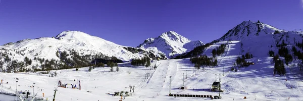 滑雪斜坡在塞斯特雷皮埃蒙特意大利 — 图库照片