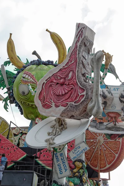 VIAREGGIO, ITALY - FEBRUARY 20: allegorical float of exploitat — Stock Photo, Image