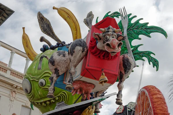 Viareggio, Włochy - 20 lutego: alegoryczne float umoŜliwiłby — Zdjęcie stockowe